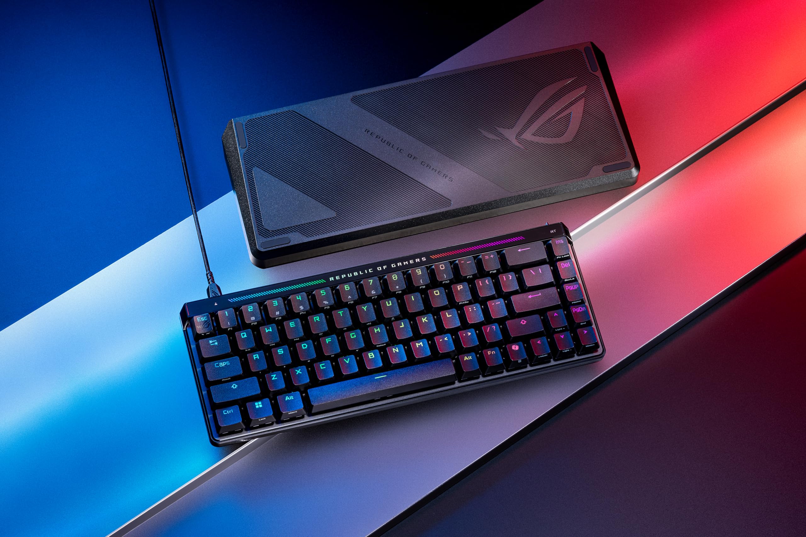 لوحة مفاتيح الألعاب ROG Falchion Ace HFX بنسبة 65% مع مفاتيح ROG HFX المغناطيسية، مفتاح التبديل السريع، معدل استجابة 8000 هرتز، رغوة تخفيف ثلاثية الطبقات، قاعدة مطاطية، لوحة لمس وغطاء واقي.